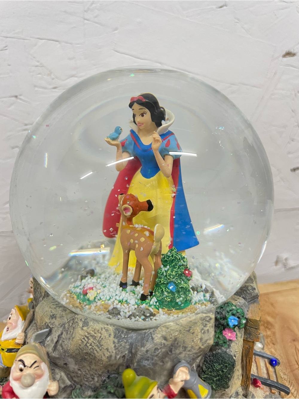 Disney “Snow White and The Seven Dwarfs” Snow Globe, Hallmark, EUC